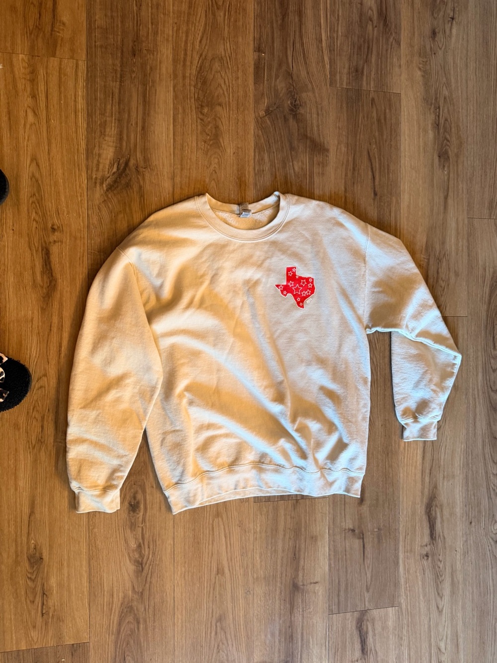 Gildan Off-White Crewneck Sweatshirt with Red Texas Patch